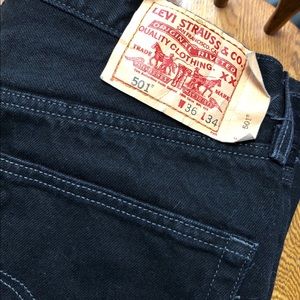 LEVI’S BLACK JEANS